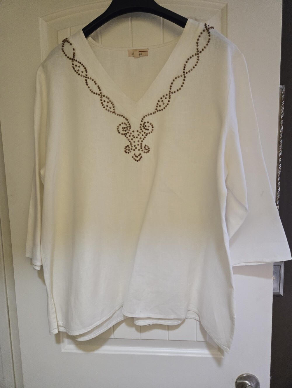 NWOT Women’s White Linen V-Neck Embellished Top/Tunic